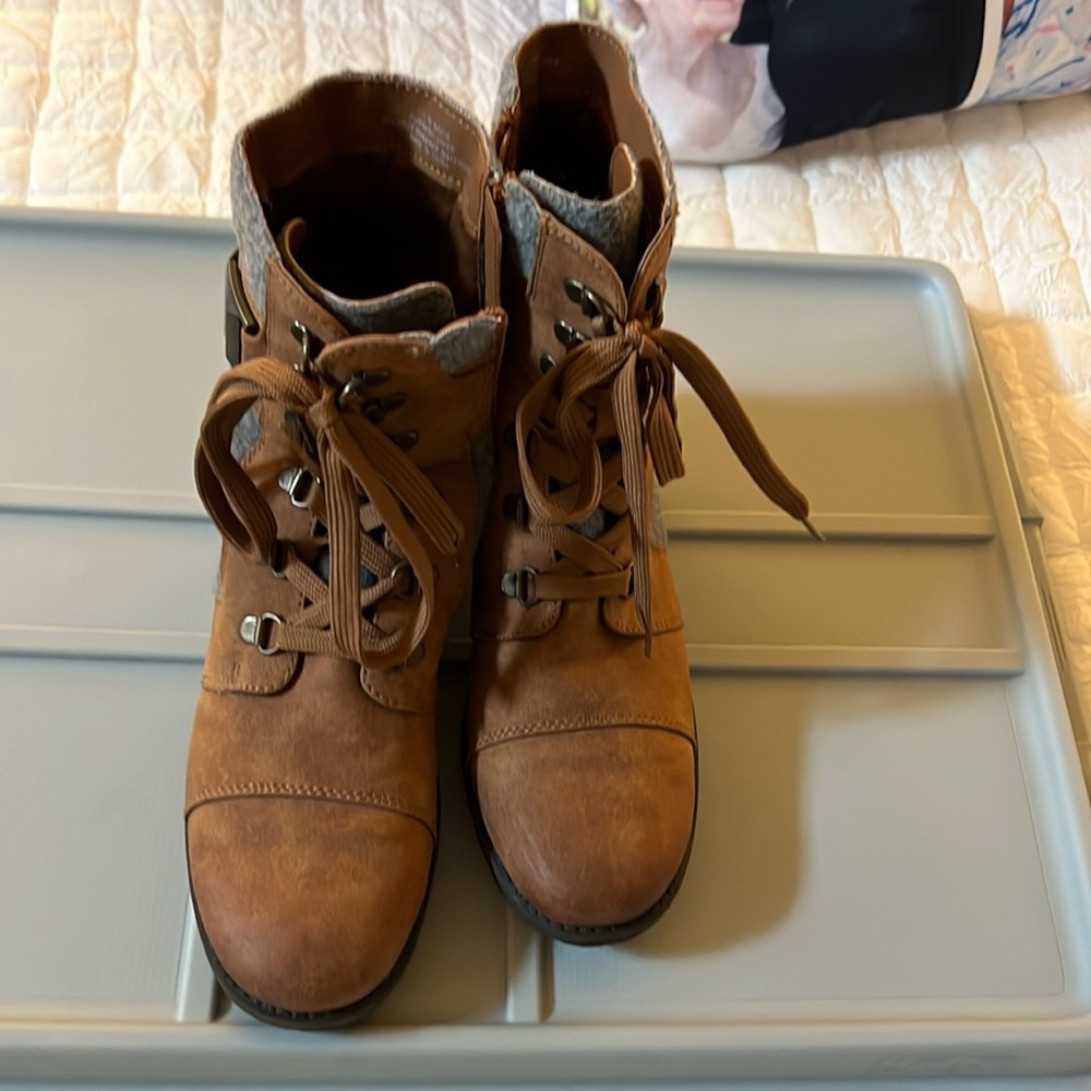 Brown booties trimmed in grey.